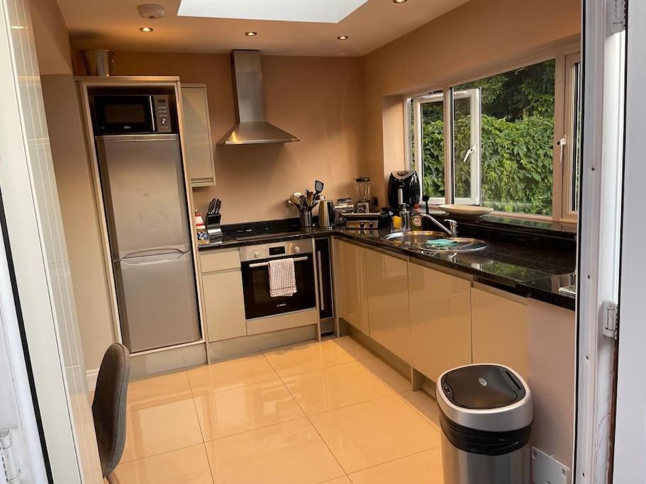 Lovely 2 Bedroom Ground Floor Flat With Garden. Londres Exterior foto
