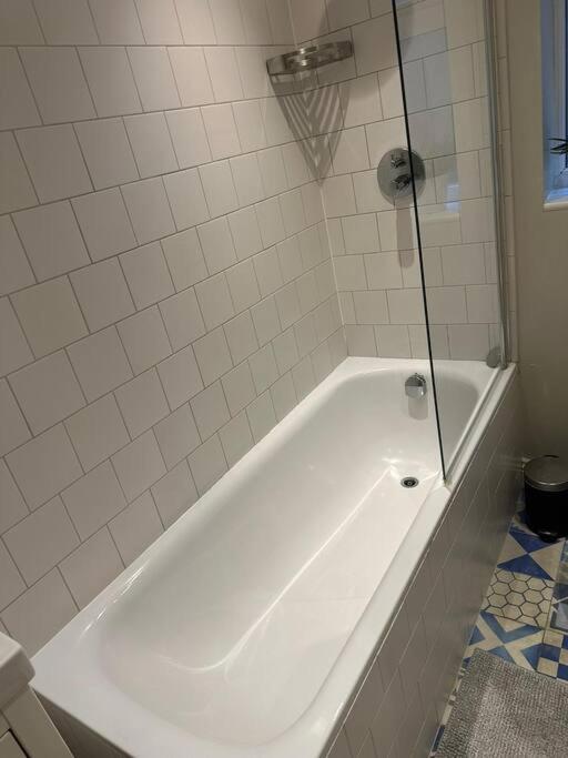Lovely 2 Bedroom Ground Floor Flat With Garden. Londres Exterior foto