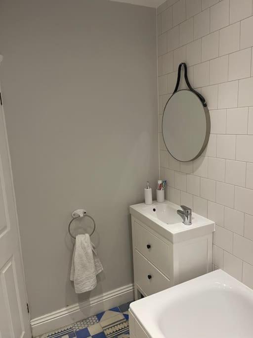 Lovely 2 Bedroom Ground Floor Flat With Garden. Londres Exterior foto