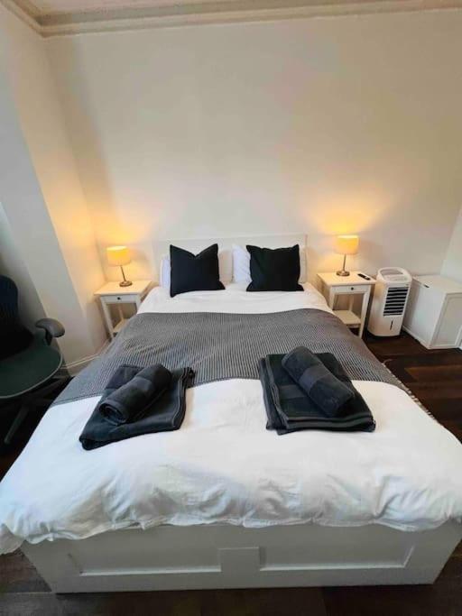 Lovely 2 Bedroom Ground Floor Flat With Garden. Londres Exterior foto
