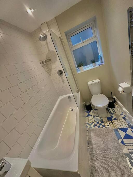Lovely 2 Bedroom Ground Floor Flat With Garden. Londres Exterior foto