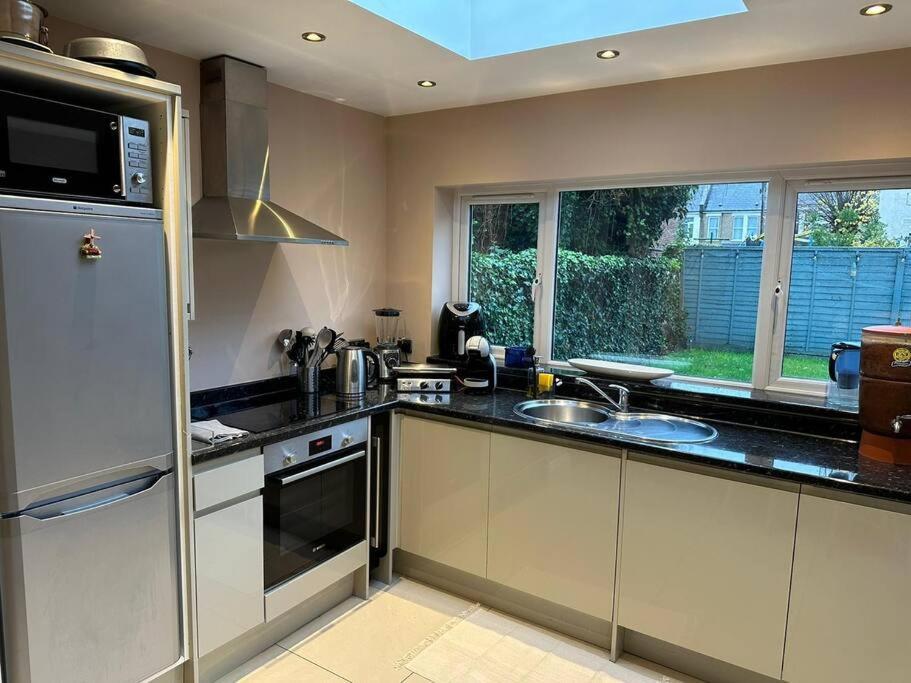 Lovely 2 Bedroom Ground Floor Flat With Garden. Londres Exterior foto