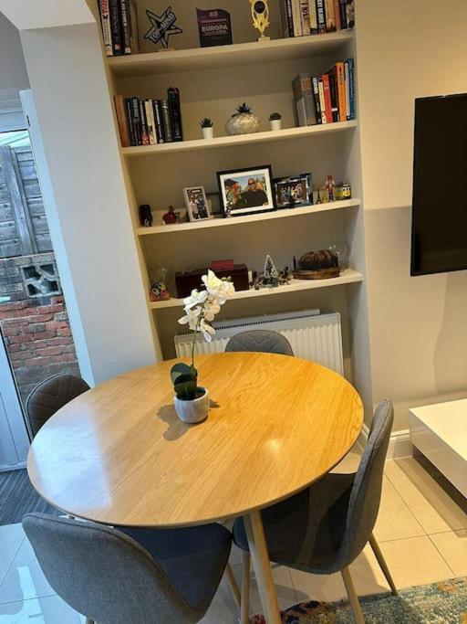 Lovely 2 Bedroom Ground Floor Flat With Garden. Londres Exterior foto